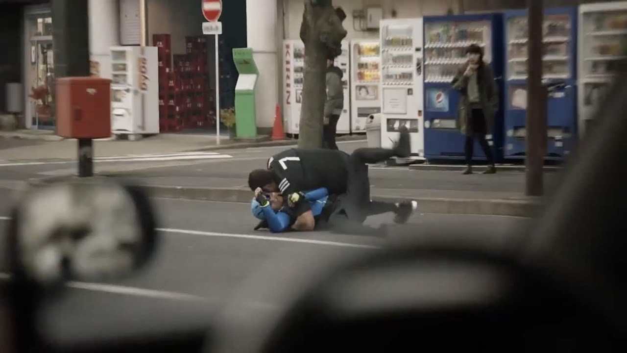 Joueur All Blacks plaquant un inconnu dans la rue