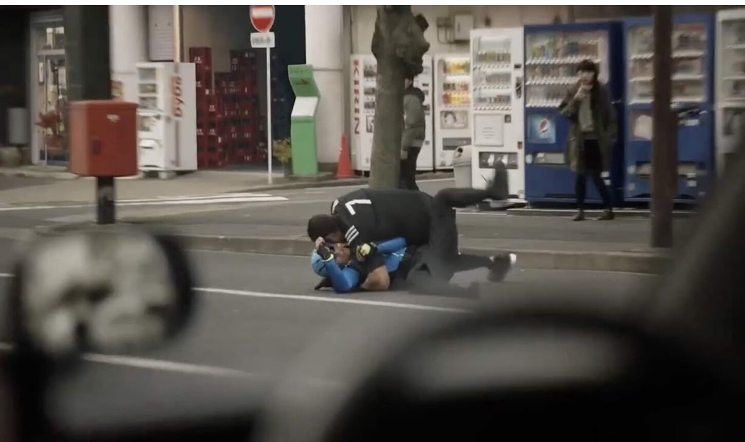 Joueur All Blacks plaquant un inconnu dans la rue